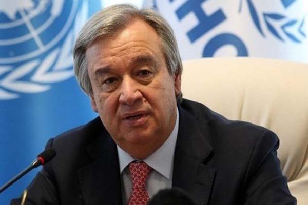  رئیس سازمان ملل بازداشت رهبران سیاسی میانمار ، بازداشت مقامات سازمان ملل به ارتش "عنوان =" رهبران سیاسی میانمار ، انتقال قدرت به ارتش "/> پرونده عکس
ملل متحد ، 01 فوریه (برنامه): دبیرکل سازمان ملل متحد ، آنتونیو گوترش ، ارتش میانمار را روز دوشنبه پس از به دست گرفتن قدرت به شدت محکوم کرد و خواستار آزادی رهبران منتخب ، از جمله آنگ سان سوچی برنده نوبل شد.
سخنگوی وی استفان دوژاریک در بیانیه ای گفت: "دبیرکل بازداشت مشاور امور خارجه داو اونگ سان سوچی ، رئیس جمهور یو وین ماینت و دیگر رهبران سیاسی را در آستانه جلسه افتتاحیه پارلمان جدید میانمار به شدت محکوم می کند."
در این بیانیه آمده است: "وی نگرانی شدید خود را در مورد اعلان انتقال کلیه اختیارات قانونگذاری ، اجرایی و قضایی به ارتش ابراز می دارد" ، و افزود ، "این تحولات نمایانگر ضربه جدی به اصلاحات دموکراتیک در میانمار است."
طبق گزارش رسانه ها ، یک گوینده در تلویزیون میاوادی متعلق به ارتش میانمار صبح دوشنبه اعلام کرد که ارتش به مدت یک سال کنترل کشور را در دست گرفته است.
سخنگوی اتحادیه اتحادیه ملی برای دموکراسی (NLD) در رسانه ها گفت که رهبر میانمار سوچی و دیگر شخصیت های ارشد حزب حاکم در حمله صبح زود بازداشت شده اند.
دوجاریک ، سخنگوی رئیس سازمان ملل ، گفت كه انتخابات نوامبر ، اتحادیه ملی دموكراسی سوچی را با داشتن یك اختیار قدرتمند ، "منعكس كننده اراده صریح مردم میانمار برای ادامه راه سخت اصلاحات دموكراتیك است".
در این بیانیه از ارتش خواسته شده است "به اراده مردم احترام بگذارند" و "به هنجارهای دموکراتیک پایبند باشند ، و هرگونه اختلاف با گفتگوی صلح آمیز حل شود".
گوترش گفت: "همه رهبران باید در جهت منافع بیشتر اصلاحات دموکراتیک میانمار ، درگیر گفتگوهای معنادار ، پرهیز از خشونت و احترام کامل به حقوق بشر و آزادی های اساسی عمل کنند."
وی بار دیگر حمایت "بی دریغ" سازمان ملل از مردم میانمار در دستیابی به دموکراسی ، صلح ، حقوق بشر و حاکمیت قانون را تأیید کرد.
رئیس مجمع عمومی سازمان ملل ، وولکان بزکیر ​​ترکیه ، در توئیتی گفت که به شدت نگران تحولات میانمار است و خواستار آزادی فوری رهبران سیاسی بازداشت شده شد.
"تلاش برای تضعیف دموکراسی و حاکمیت قانون غیرقابل قبول است. رهبران نظامی باید از هنجارهای دموکراتیک پیروی کنند و به نهادهای عمومی و اقتدار غیرنظامی احترام بگذارند. "
در واشنگتن ، ایالات متحده از اعلام وضعیت اضطراری ارتش و بازداشت ها ابراز ناراحتی کرد ، ارتش گفت که آنها در پاسخ به "تقلب در انتخابات" انجام داده است.
وزیر امور خارجه ایالات متحده آنتونی بلینکن در بیانیه ای گفت: "ما از رهبران نظامی برمه می خواهیم که همه مقامات دولتی و رهبران جامعه مدنی را آزاد کنند و به خواست مردم برمه احترام بگذارند ، همانطور که در انتخابات دموکراتیک در 8 نوامبر ابراز شد."
کاخ سفید گفت که رئیس جمهور جو بایدن در مورد اوضاع مختصر اطلاع داده شده است.
دبیر مطبوعاتی کاخ سفید در اواخر روز یکشنبه ، جن پسکی ، دبیر مطبوعاتی کاخ سفید گفت که ایالات متحده از این گزارش ها "نگران" است.
پسکی گفت: "ایالات متحده با هر تلاشی برای تغییر نتیجه انتخابات اخیر یا جلوگیری از انتقال دموکراتیک میانمار مخالف است" ، افزود: "اگر این مراحل برعکس نشود ، ایالات متحده علیه افرادی که مسئول هستند اقدام خواهد کرد."
اما پساکی مشخص نکرد که اگر ارتش میانمار به هشدارهای خود توجه نکند ، ایالات متحده چه نوع اقداماتی را ممکن است انجام دهد.
سو کی ، 75 ساله ، پس از پیروزی در انتخابات 2015 که پس از ده ها سال حبس خانگی در مبارزه برای دموکراسی با حکومت نظامی میانمار ، که او را به یک نماد بین المللی تبدیل کرد ، به قدرت رسید.
با این حال ، بعد از چشم بستن به قتل عام مسلمانان روهینگیا در ایالت راخین ، جایگاه بین المللی او بسیار آسیب دید و هیچ کاری برای جلوگیری از عملیات ارتش 2017 علیه آنها انجام نداد.
در نتیجه ، هزاران روهینگیا فرار کردند تا به بنگلادش همسایه پناه ببرند.
</pre>
<p><a href=