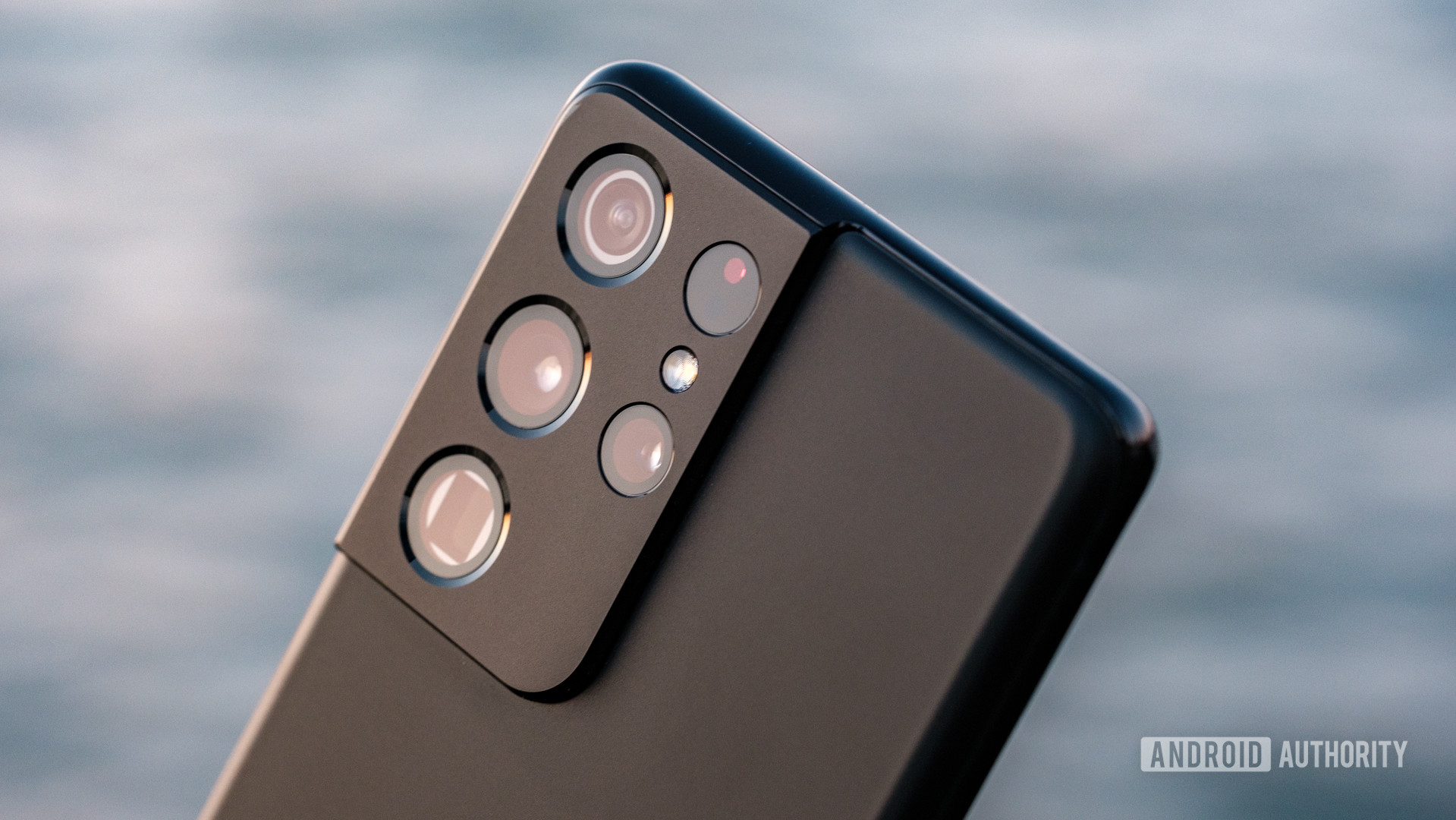  L L <br /> AI / DSP <br /> NPU سه هسته ای <br /> شش ضلعی 780 <br /> (مقیاس فیوز شده ، تنسور و بردار) <br /> مودم <br /> 4G LTE <br /> 5G زیر 6 گیگاهرتز و mm1 موج <br /> 7.35 گیگابیت در ثانیه بارگیری <br /> (Exynos 5123 یکپارچه) <br /> 4G LTE <br /> 5G زیر 6 گیگاهرتز و mmWave <br /> 7.5 گیگابیت بر ثانیه بارگیری <br /> 3Gbps بارگذاری <br /> (یکپارچه Snapdragon X001] </p>
<p> ] 5nm <br /> 5nm <br />
هر دو چیپست پرچمدار 2021 اشتراکات زیادی دارند. از روند تولید 5 نانومتری EUV تا استفاده از جدیدترین هسته های پردازنده Arm Cortex و همچنین مودم های 5G یکپارچه. به طور خاص سوئیچ به گره 5 نانومتری سود قابل توجهی در بهره وری و از این رو طول عمر باتری به همراه دارد.<br />
امسال چیپست Exynos 2100 یک گام مهم رو به جلو برای سامسونگ است. این شرکت هسته های Mongoose سفارشی خود را برای هسته های Arm’s Cortex کاملاً ریخته است. عملکرد برجسته حاصل بسیار چشمگیر است.<br />
Snapdragon 888 و Exynos 2100 از نظر پردازنده نیز بسیار شبیه به هم هستند. هر دو از هسته اصلی Cortex X1 استفاده می کنند ، Snapdragon 888 با فرکانس 2.84GHz ، در حالی که Exynos 2100 کمی بالاتر از 2.9GHz است.<br />
Snapdragon 888 و Exynos 2100 از نظر پردازنده کاملاً شبیه به هم هستند.<br />
بعد ، سه هسته Cortex A78 وجود دارد که عملکرد روزانه را کنترل می کنند. در اسنپدراگون 888 ، کلاک این فرکانس ها 2.4 گیگاهرتز است. از طرف دیگر ، اگزینوس 2100 بار دیگر با سرعت 2.8 گیگاهرتز بالاتر می رود.<br />
سرانجام ، چهار هسته Cortex A55 از فعالیت های پس زمینه مراقبت می کنند. کلاک این پردازنده ها به ترتیب 1.8 گیگاهرتز و 2.2 گیگاهرتز بر روی اسنپدراگون 888 و اگزینوس 2100 است.<br />
اختلافات بزرگتر در بخش پردازنده گرافیکی نهفته است. Adreno 660 از پردازنده گرافیکی ARM Mali-G78 MP14 در Exynos 2100 بهره می برد. GPU معمولاً جایی است که تراشه های Exynos در طول تاریخ به شدت از نمونه های Snapdragon عقب هستند. سامسونگ برای رفع این مشکل در آینده با AMD قرارداد صدور مجوز منعقد کرده است. در حال حاضر ، سامسونگ مدعی بهبود 40 درصدی عملکرد گرافیکی نسبت به تراشه خروجی است.</p>
<p>Samsung Galaxy S21 Ultra Snapdragon vs Exynos: معیارهای کلاسیک <img decoding=